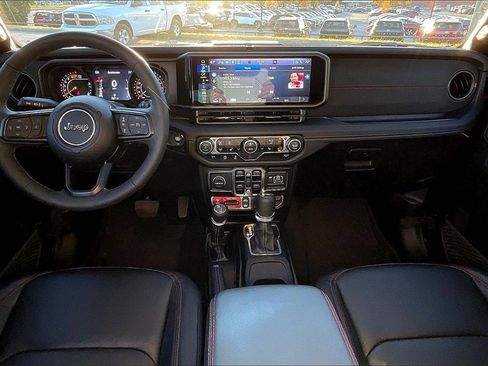 Used 2025 Jeep Wrangler Unlimited Rubicon w/ Technology Group image 14