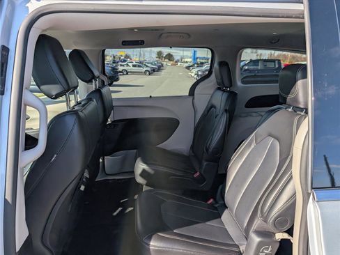 Used 2024 Chrysler Pacifica Touring-L image 14