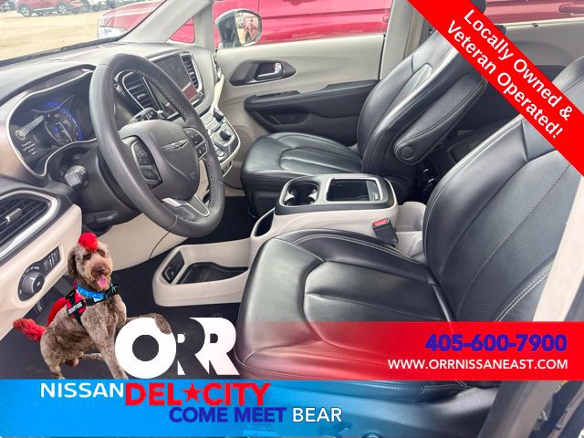 Used 2024 Chrysler Pacifica Touring-L FWD image 3