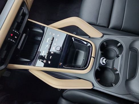 Used 2024 Porsche Cayenne image 40