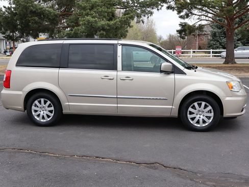 Used 2013 Chrysler Town & Country Touring image 3