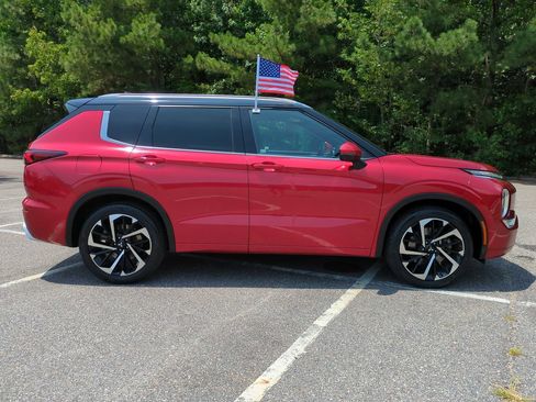 Used 2023 Mitsubishi Outlander SEL FWD image 3
