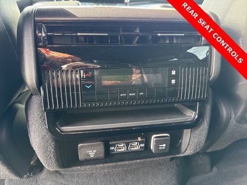 Used 2024 Jeep Wagoneer 4WD image 28