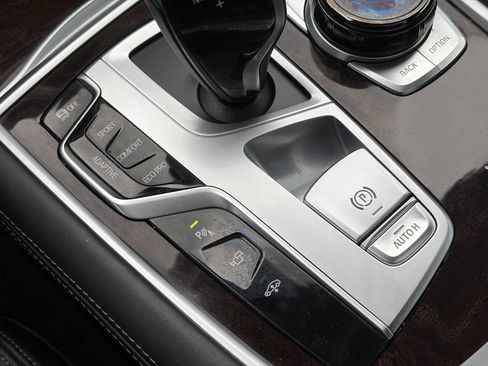 Used 2017 BMW 750i xDrive image 40