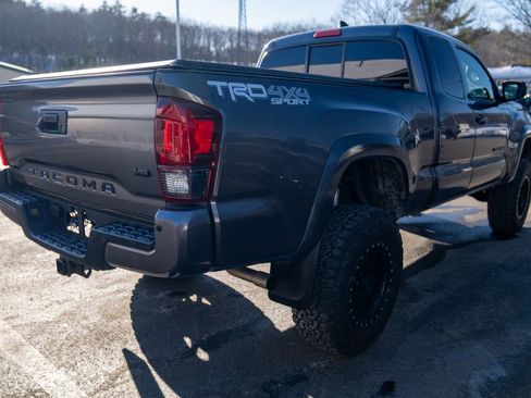 Used 2018 Toyota Tacoma TRD Sport w/ Technology Package image 8