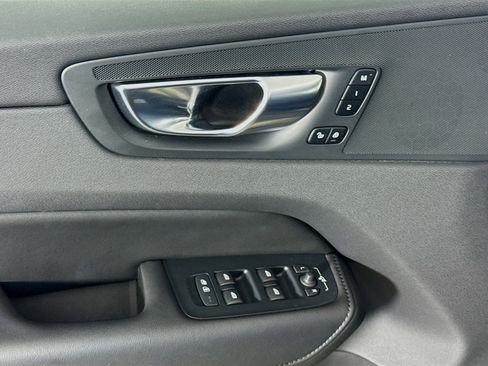 Used 2025 Volvo XC60 B5 Plus image 24