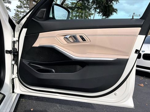 Used 2025 BMW 330i Sedan w/ Premium Package image 21