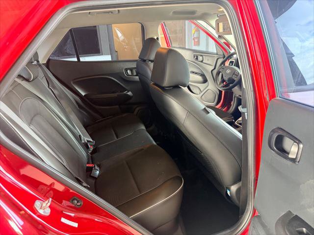 Used 2022 Hyundai Venue Limited w/ Cargo Package FWD image 16