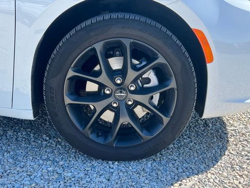 Used 2024 Chrysler Pacifica Limited w/ S Appearance Package image 10