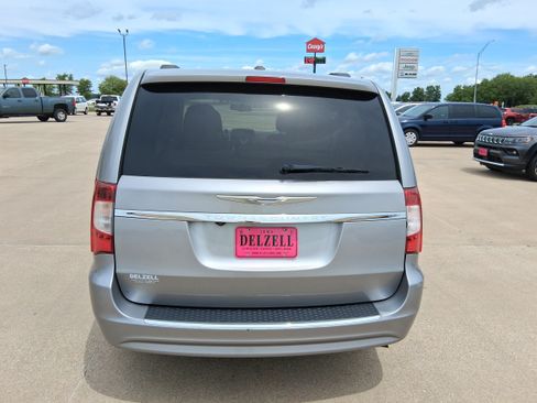 Used 2013 Chrysler Town & Country Touring FWD image 7