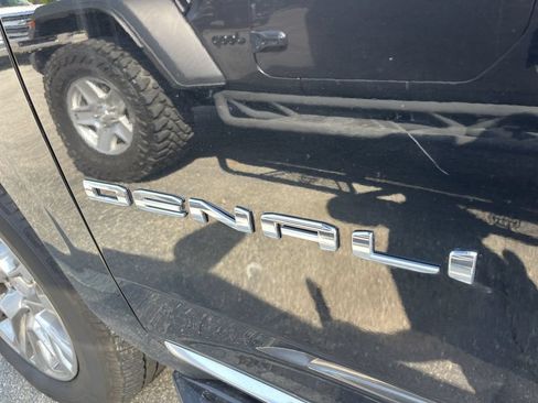Used 2023 GMC Yukon Denali AWD/4WD image 3