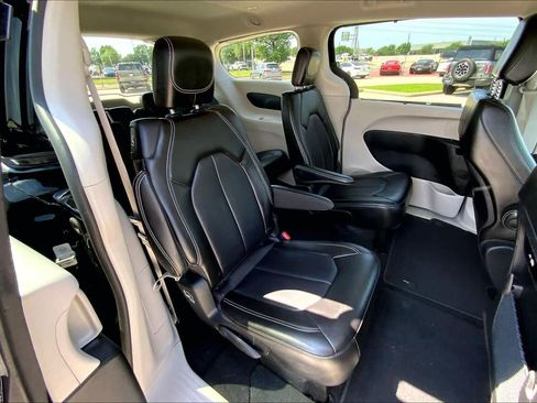 Used 2024 Chrysler Pacifica Touring-L FWD image 19