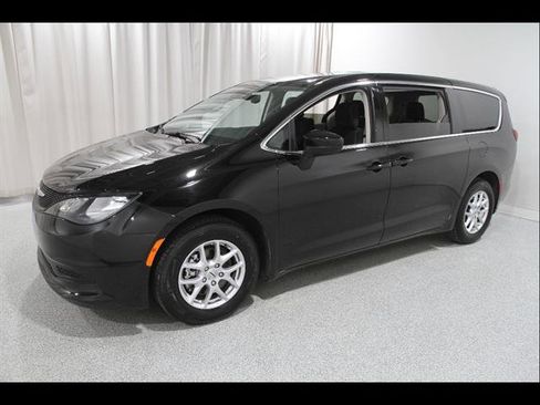 Used 2024 Chrysler Voyager LX image 3