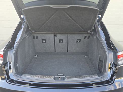Certified 2025 Porsche Macan image 16