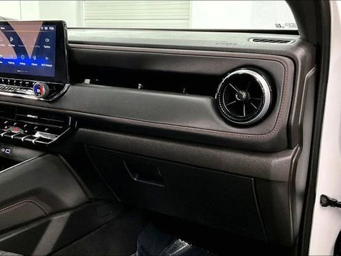 Used 2025 Chevrolet Colorado Z71 AWD/4WD image 19