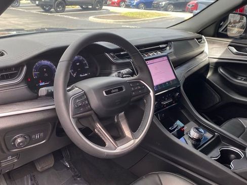 Used 2025 Jeep Grand Cherokee Limited w/ Luxury Tech Group II image 14