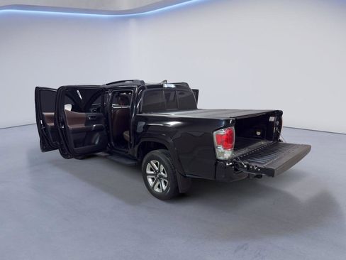 Used 2016 Toyota Tacoma Limited image 10