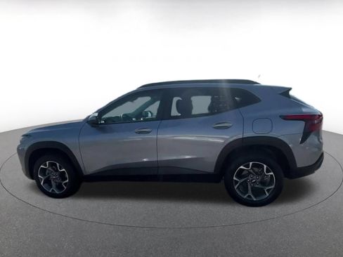 Used 2025 Chevrolet Trax LT FWD image 9