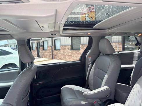 Used 2016 Toyota Sienna Limited Premium FWD image 39