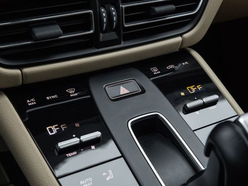 Certified 2023 Porsche Macan AWD/4WD image 25