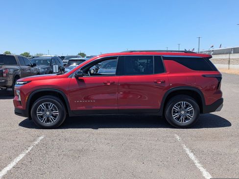 Used 2025 Chevrolet Traverse LT w/ Driver Confidence Package FWD image 2
