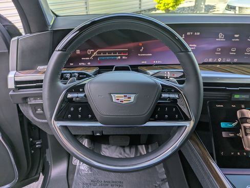 Used 2025 Cadillac Escalade Sport Platinum w/ LPO, ONYX Package AWD/4WD image 16