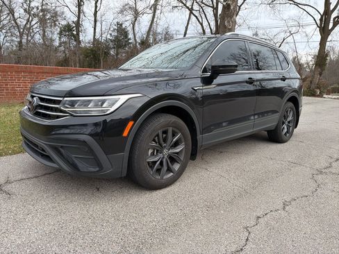 Used 2022 Volkswagen Tiguan SE w/ Panoramic Sunroof Package image 3