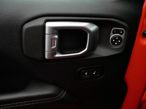 Used 2019 Jeep Wrangler Unlimited Sahara w/ Cold Weather Group image 19