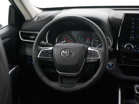 Used 2022 Toyota Highlander XLE image 15