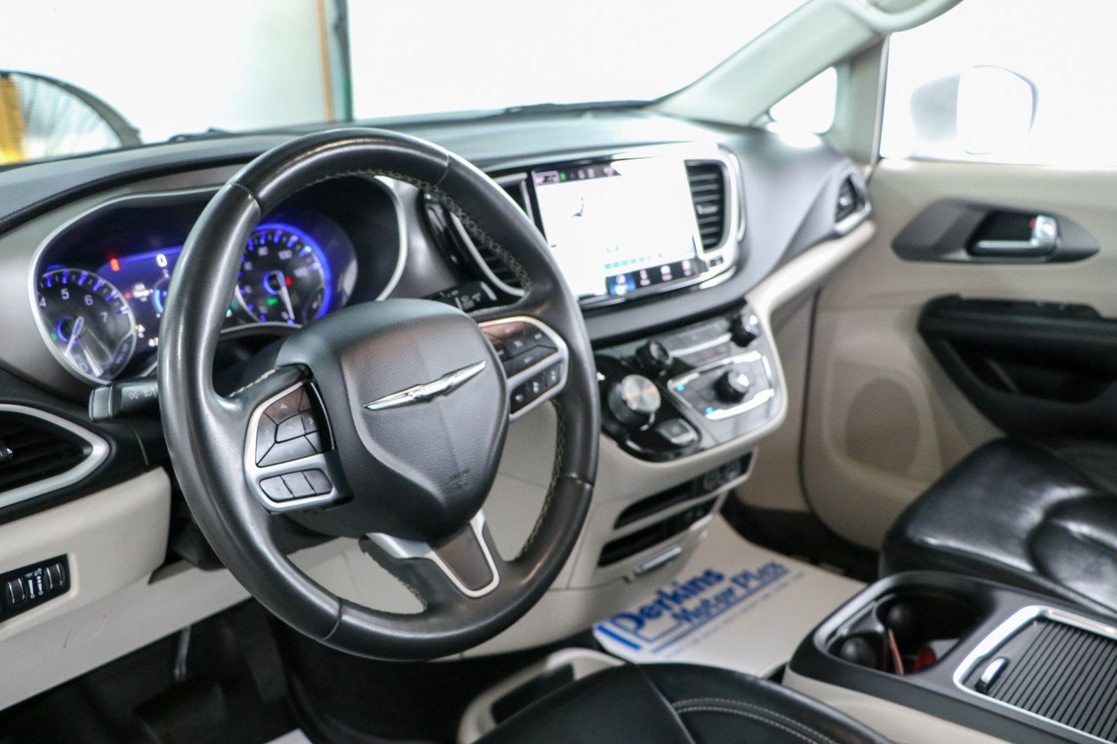 Used 2022 Chrysler Pacifica Touring-L FWD image 22