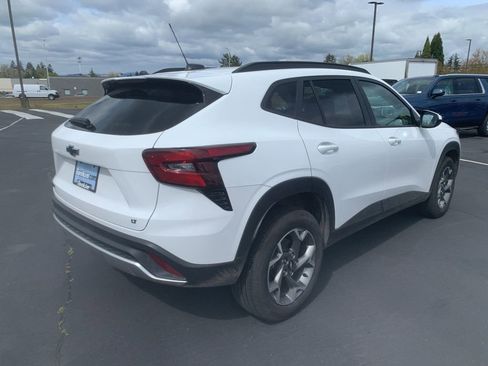 Used 2025 Chevrolet Trax LT w/ LT Convenience Package image 4