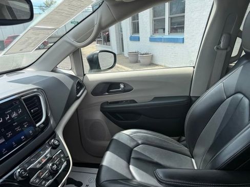 Used 2023 Chrysler Pacifica Touring-L FWD image 18