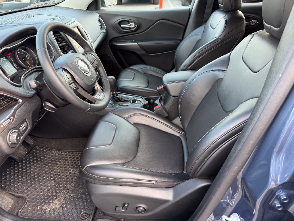 Used 2020 Jeep Cherokee Latitude Plus w/ Cold Weather Group AWD/4WD image 3