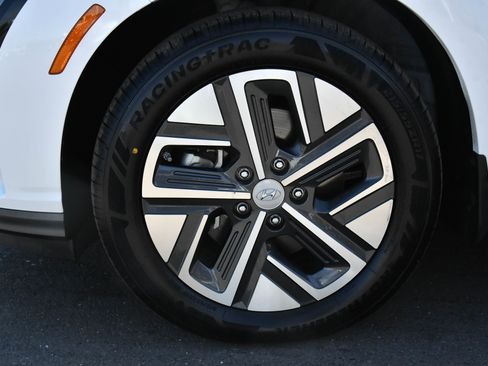 Used 2023 Hyundai Kona SE image 12