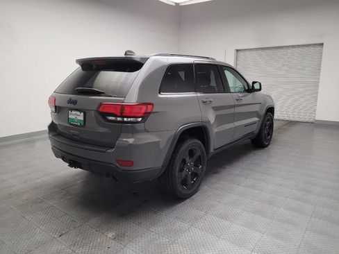 Used 2019 Jeep Grand Cherokee Laredo AWD/4WD image 9