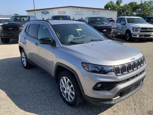 Used 2023 Jeep Compass Latitude AWD/4WD image 2