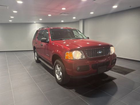 Used 2004 Ford Explorer XLT image 3