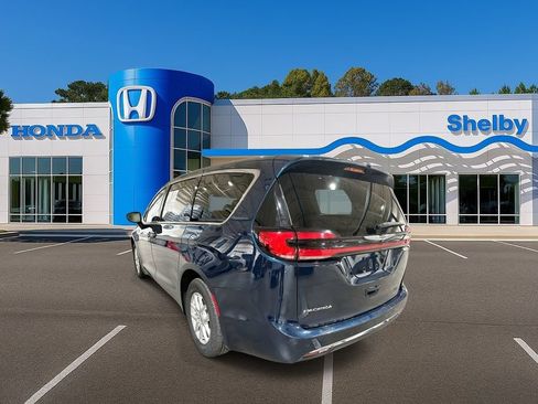 Used 2024 Chrysler Pacifica Touring-L image 6