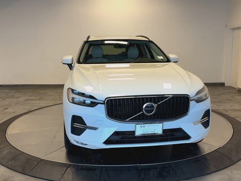 Used 2022 Volvo XC60 B5 Momentum image 3