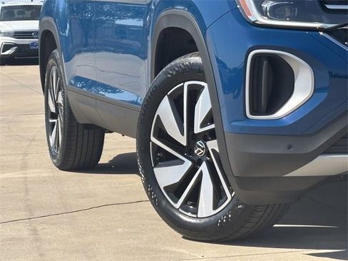 Certified 2025 Volkswagen Atlas SE image 2