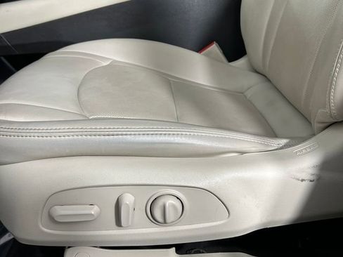 Used 2023 Buick Enclave Essence image 27