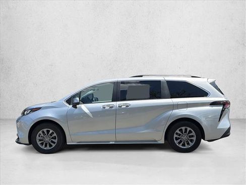 Used 2024 Toyota Sienna XLE FWD image 8