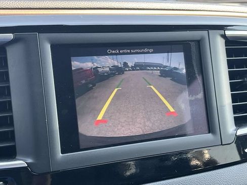 Used 2018 Chrysler Pacifica Touring-L FWD image 29