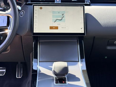 Used 2025 Land Rover Range Rover Velar Dynamic SE image 19