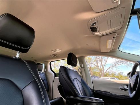 Used 2024 Chrysler Pacifica Touring-L image 13