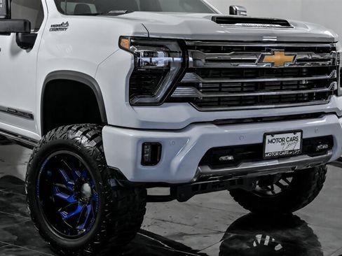 Used 2024 Chevrolet Silverado 3500 High Country w/ High Country Premium Package AWD/4WD image 2