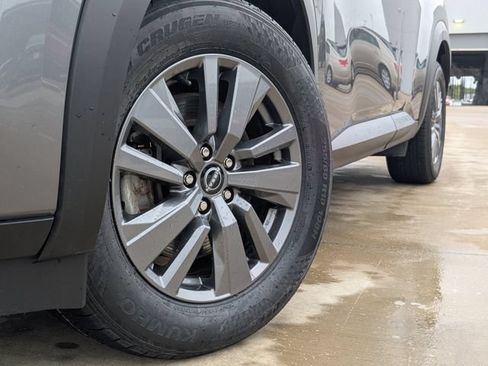 Used 2025 Nissan Pathfinder SV FWD image 2