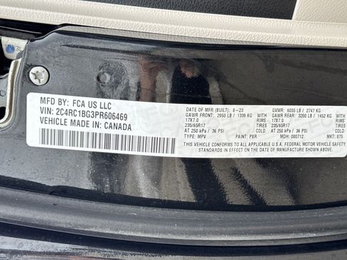 Used 2023 Chrysler Pacifica Touring-L image 34