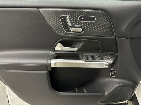 Used 2025 Mercedes-Benz GLB 250 4MATIC image 18