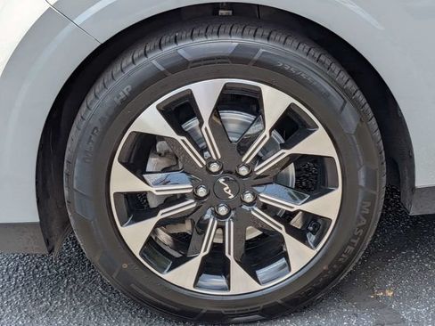 Used 2023 Kia Carnival EX FWD image 12